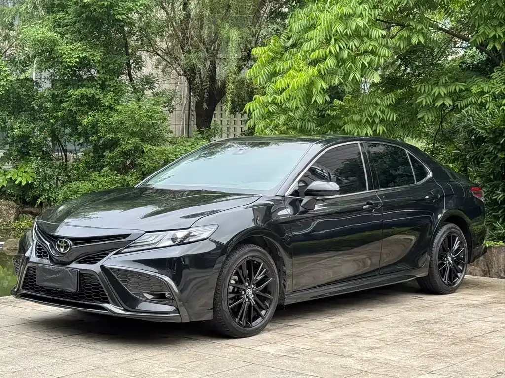 Toyota Camry — фото 1