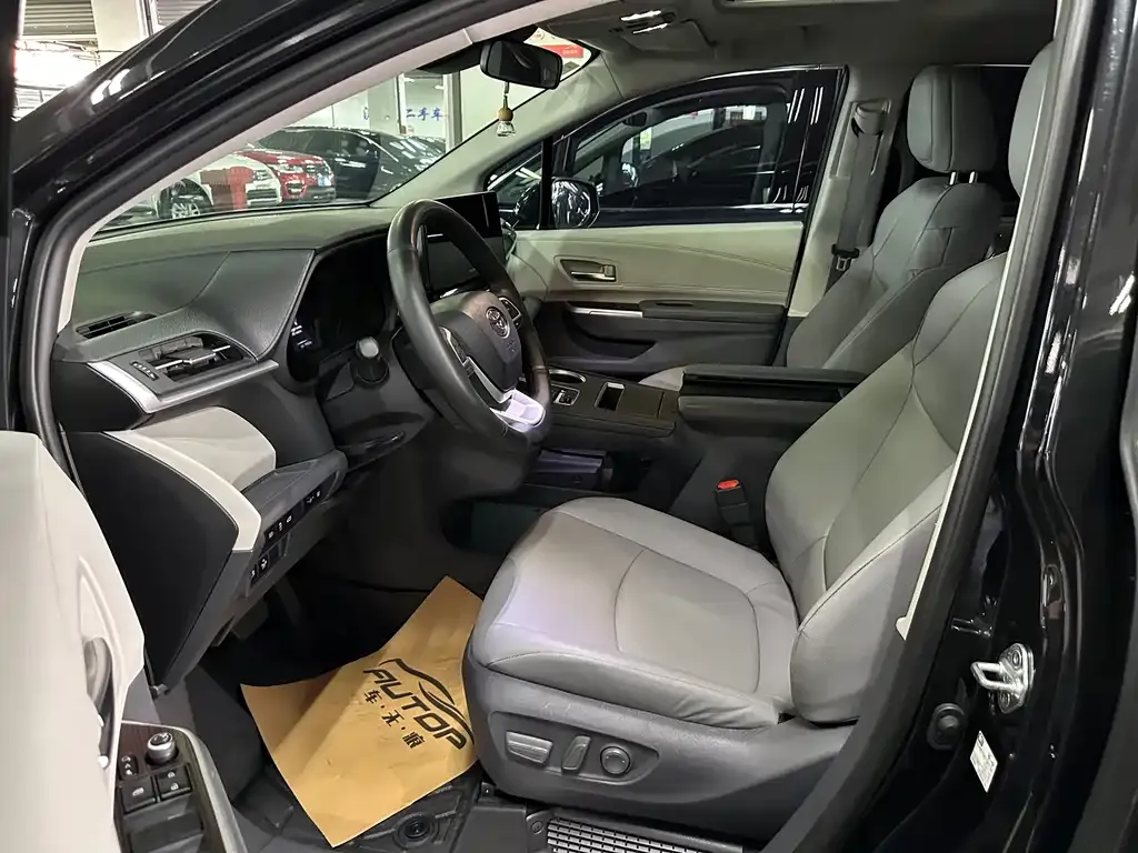 Toyota Granvia — фото 2