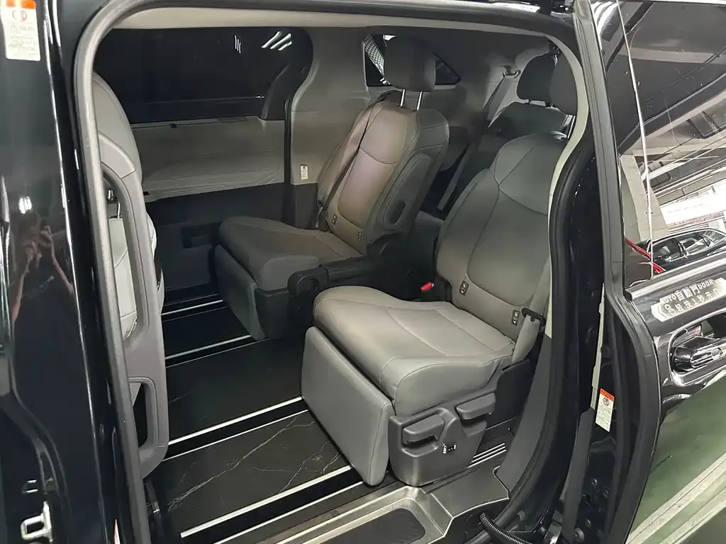 Toyota Granvia — фото 3
