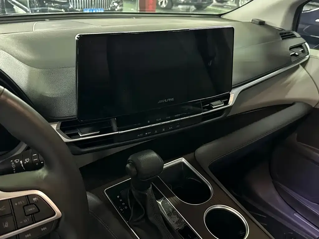 Toyota Granvia — фото 10