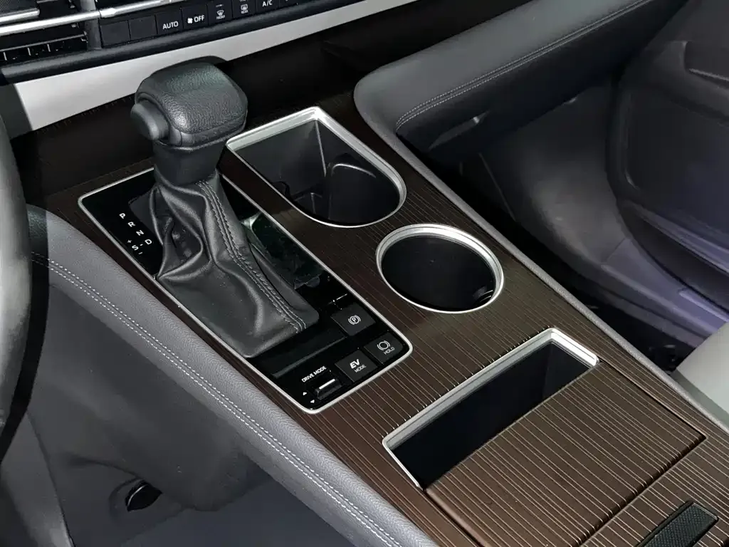 Toyota Granvia — фото 8