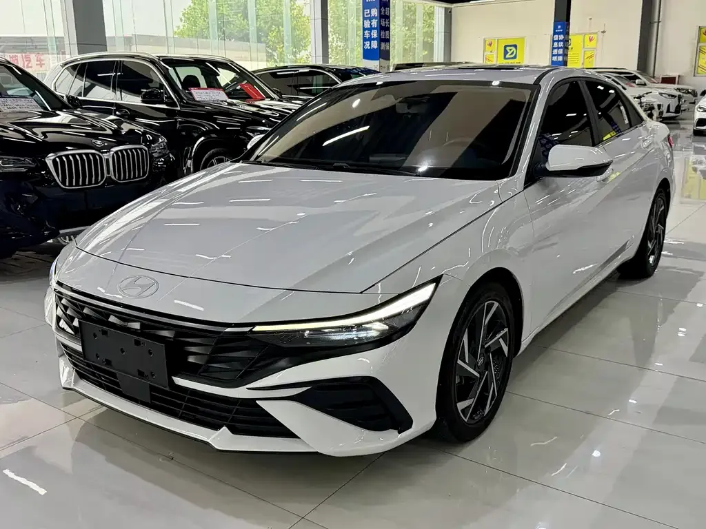 Hyundai Elantra — фото 1