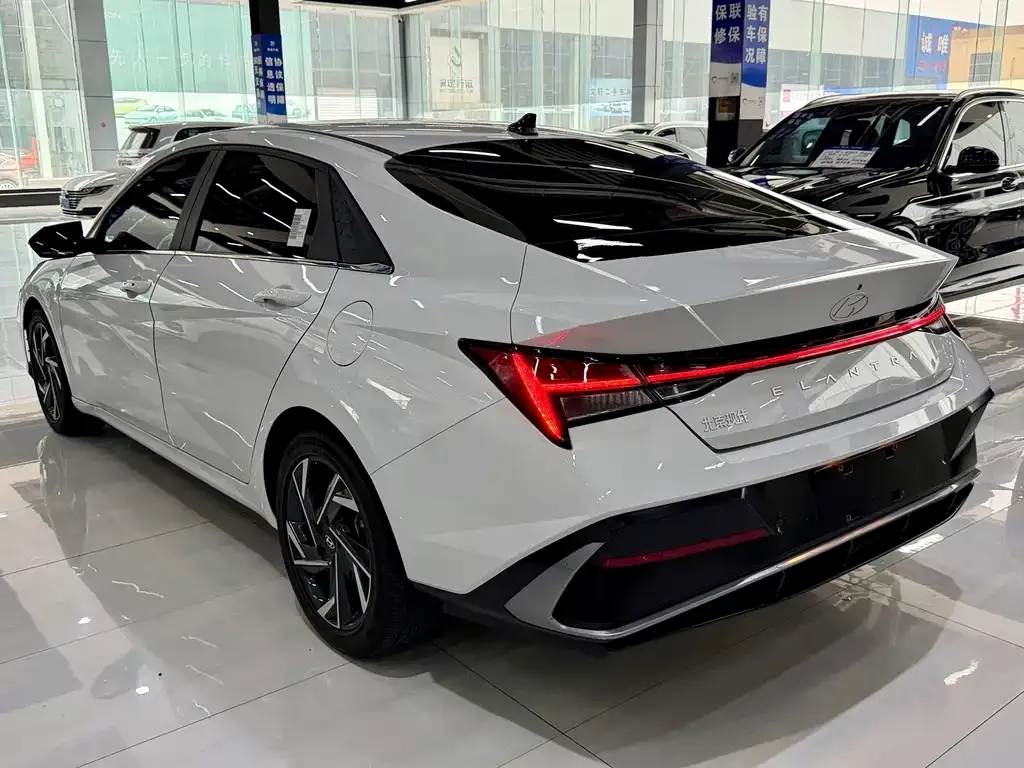 Hyundai Elantra — фото 7