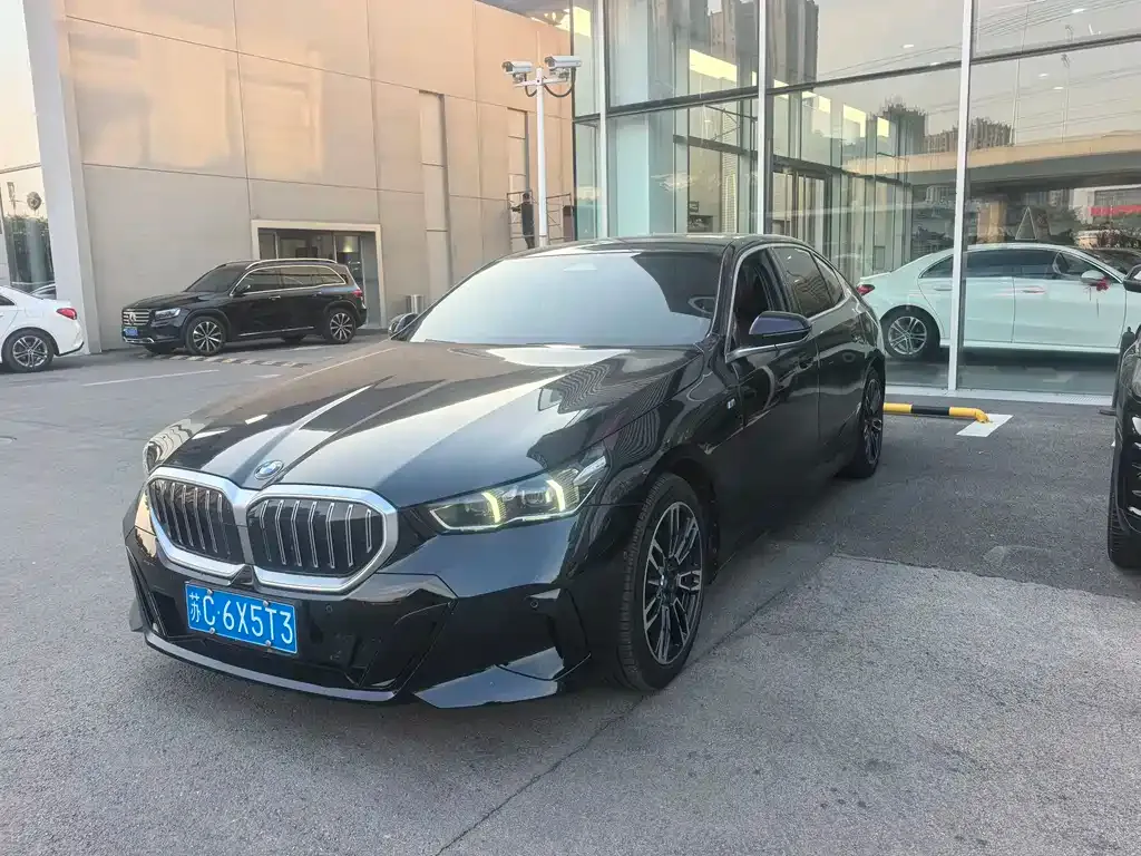 BMW 5 Series — фото 1