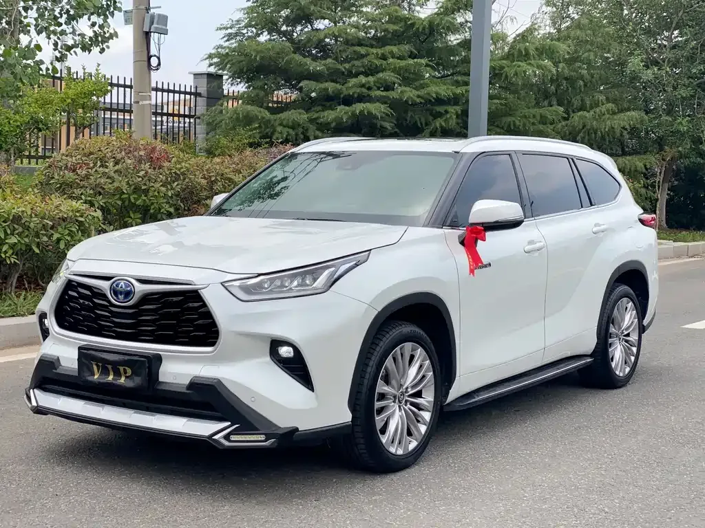 Toyota Highlander — фото 1