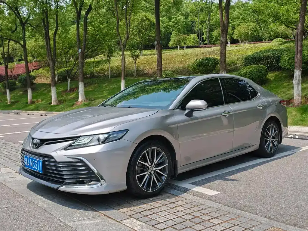 Toyota Camry — фото 1