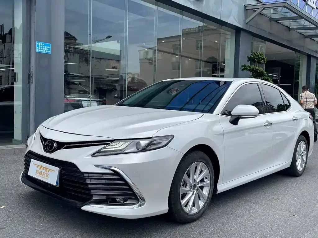 Toyota Camry — фото 1