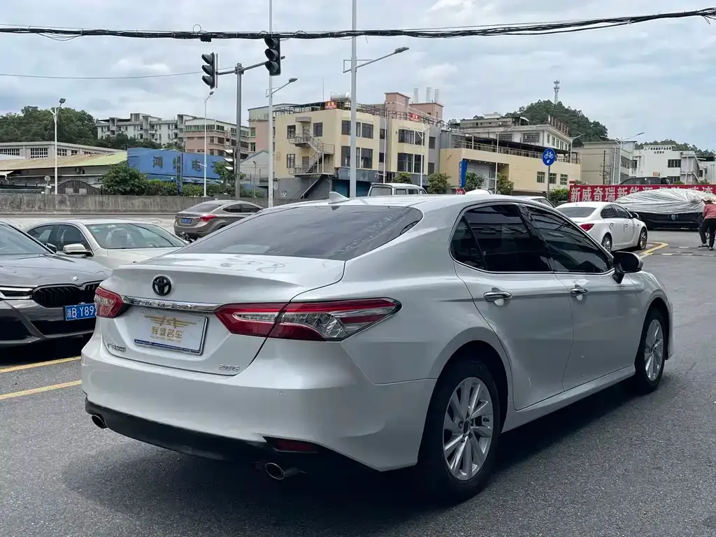 Toyota Camry — фото 4