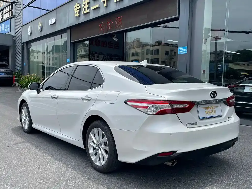 Toyota Camry — фото 6