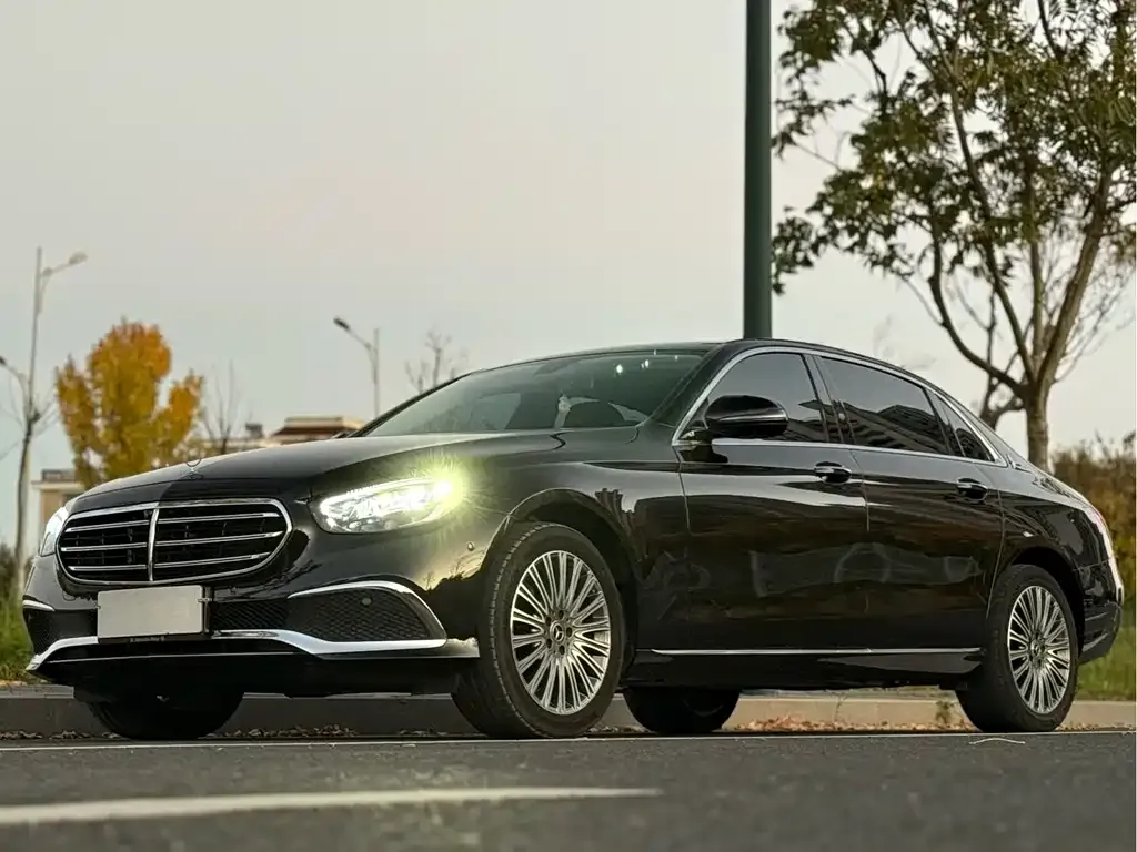 Mercedes-Benz E-Class — фото 1