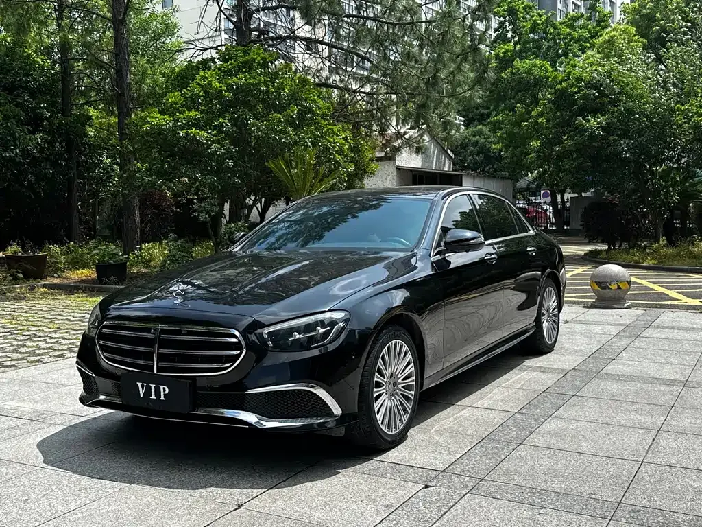 Mercedes-Benz E-Class — фото 1