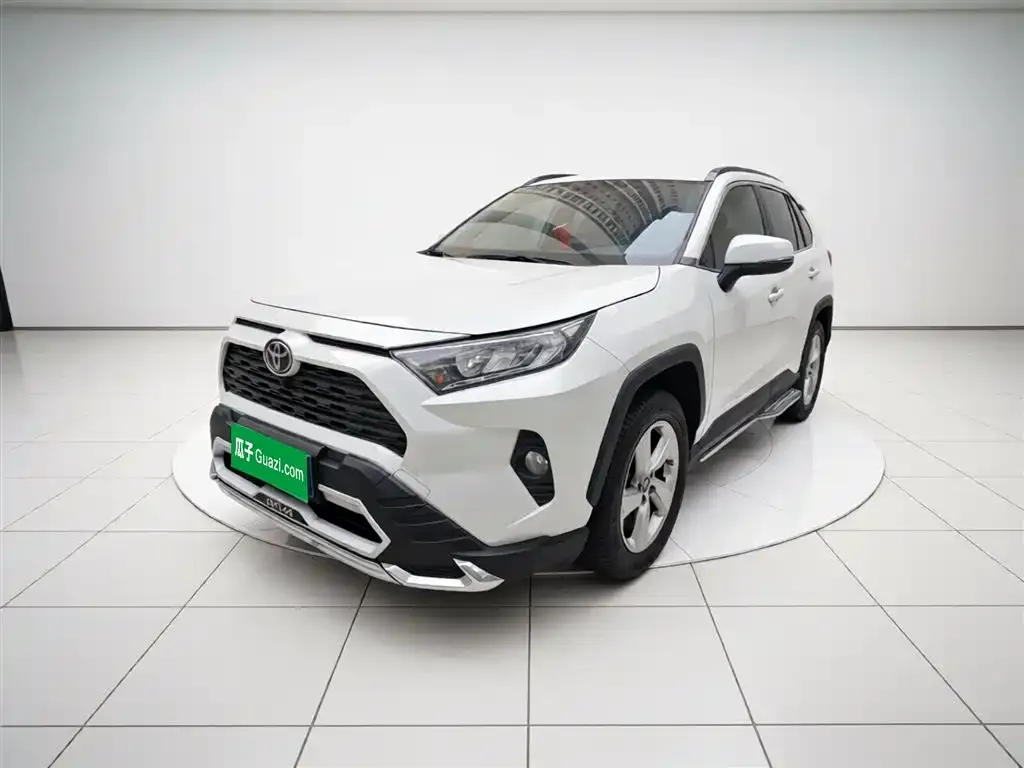 Toyota RAV4 — фото 1