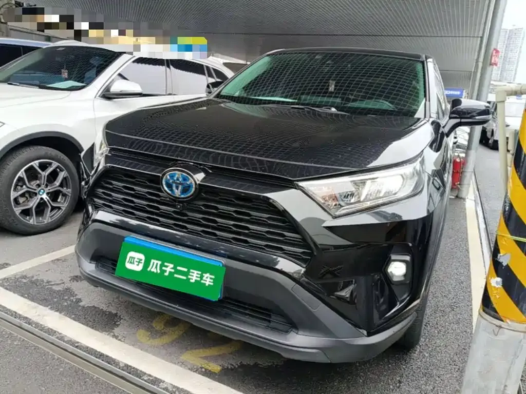 Toyota RAV4 — фото 1