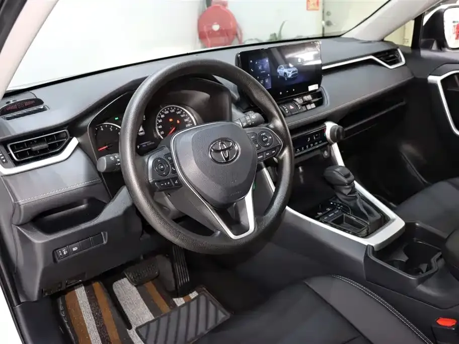 Toyota RAV4 — фото 7