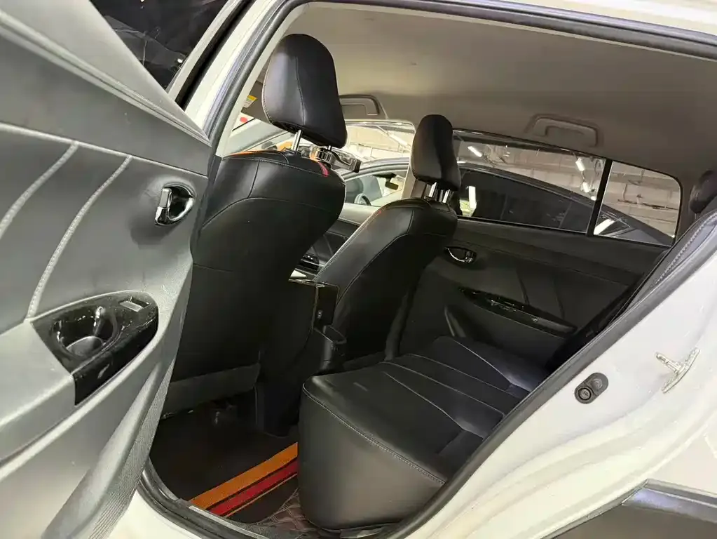 Toyota Yaris L — фото 2