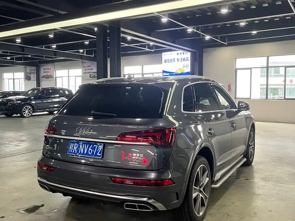 Audi Q5L — фото 10