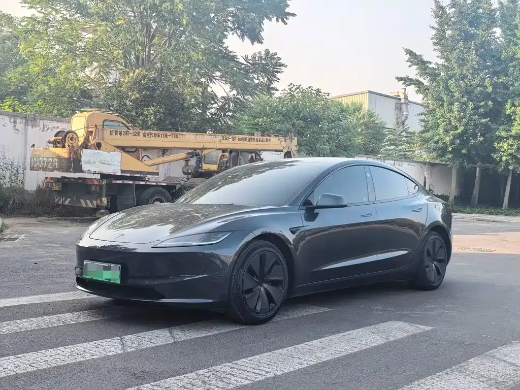 Tesla Model 3 — фото 1