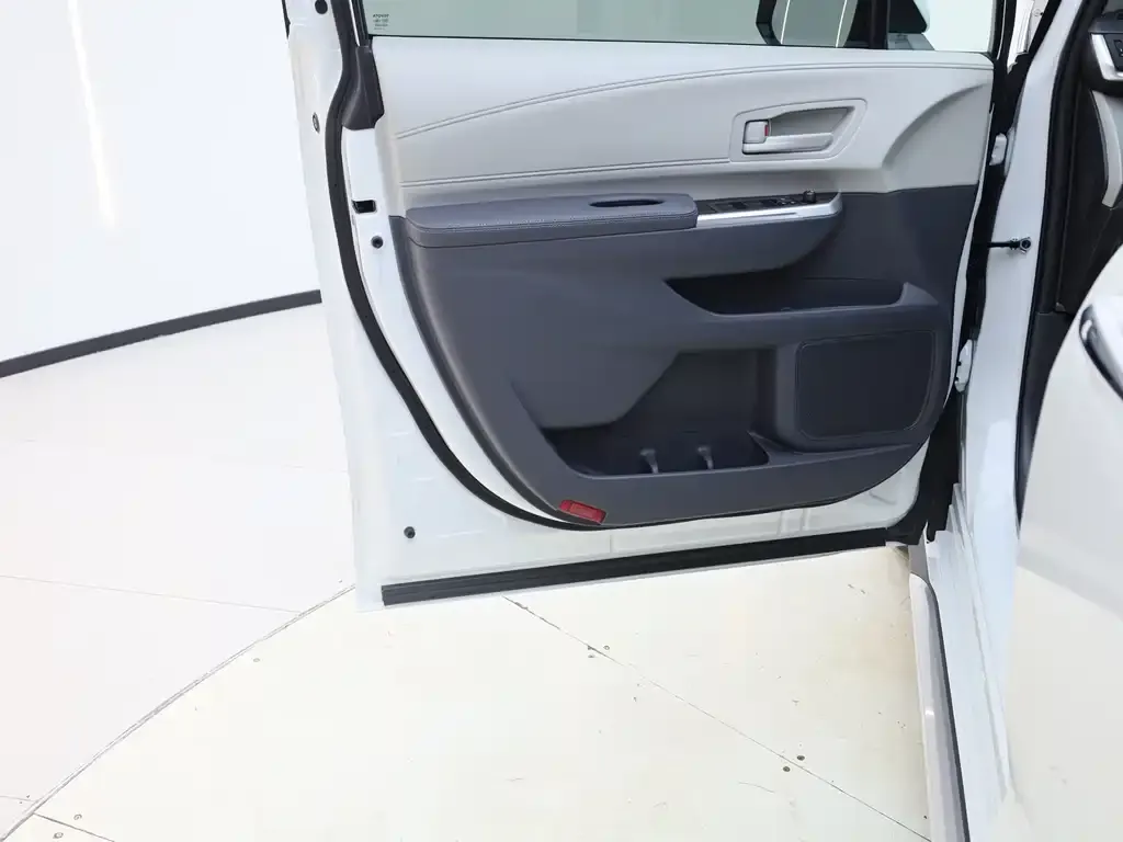 Toyota Granvia — фото 9