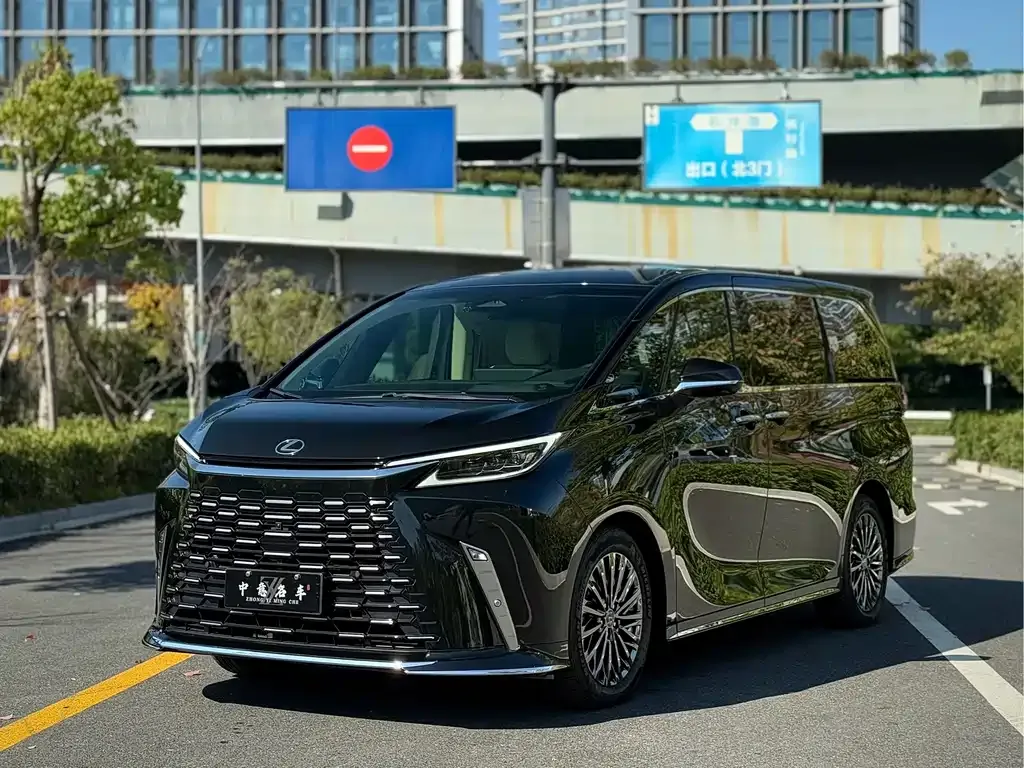 Lexus LM — фото 1