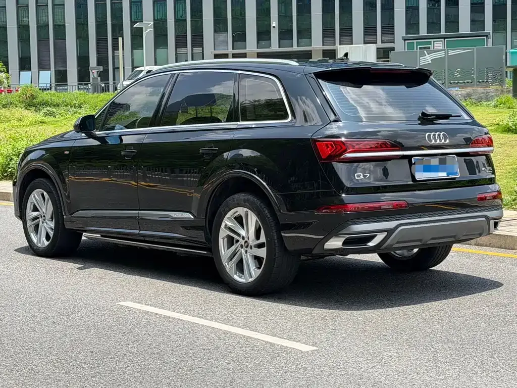 Audi Q7 2024 из CN, фото 8