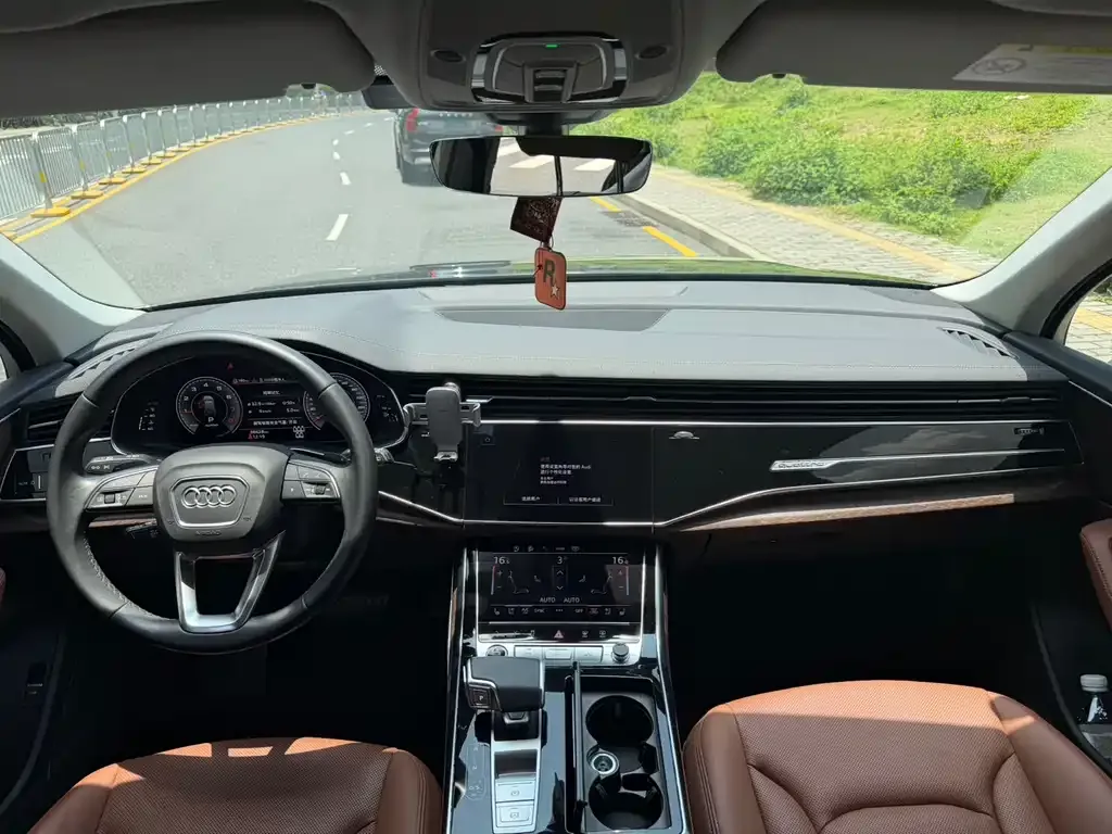 Audi Q7 2024 из CN, фото 2