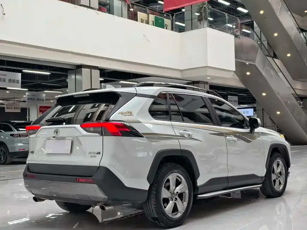 Toyota RAV4 — фото 4