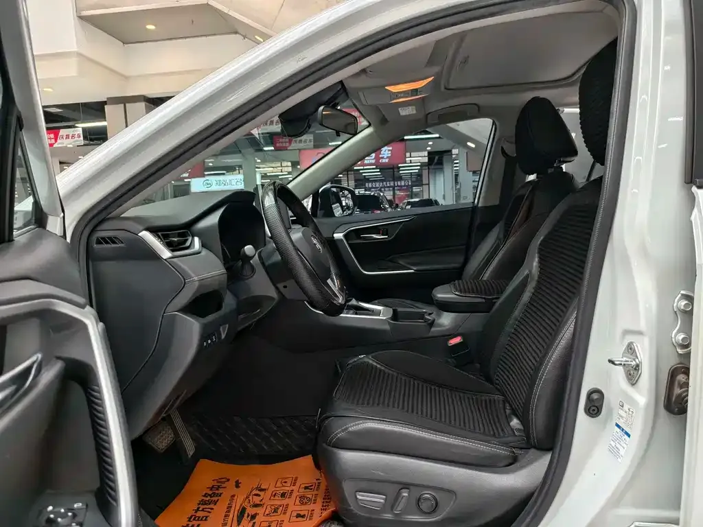 Toyota RAV4 — фото 10