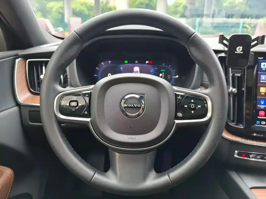 Volvo XC60 PHEV 2024 из CN, фото 3
