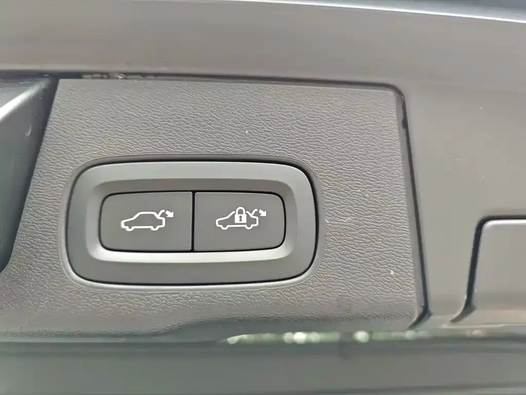 Volvo XC60 PHEV 2024 из CN, фото 2