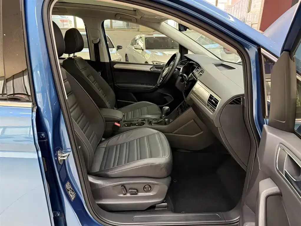 Volkswagen Touran 2023 из CN, фото 2