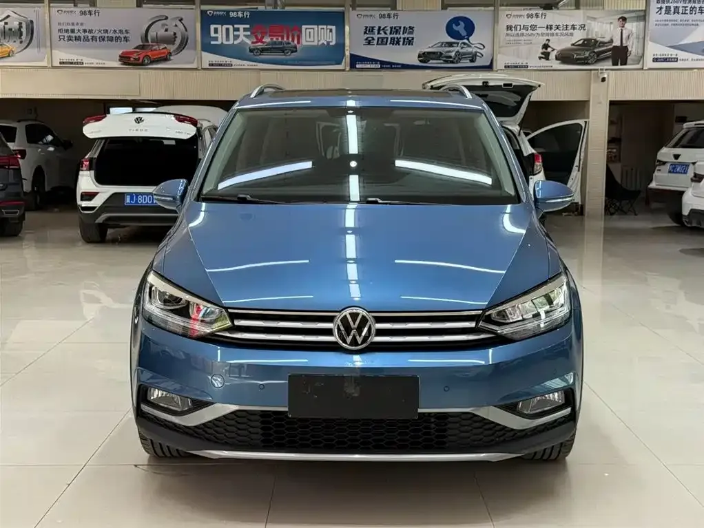 Volkswagen Touran 2023 из CN, фото 4