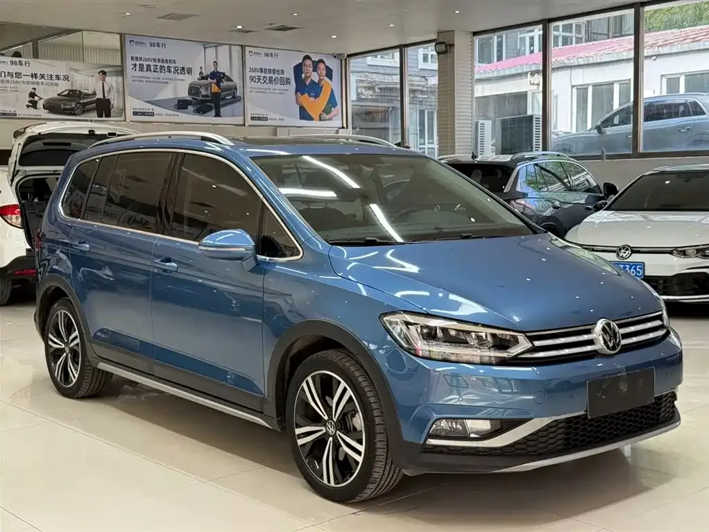 Volkswagen Touran 2023 из CN, фото 5