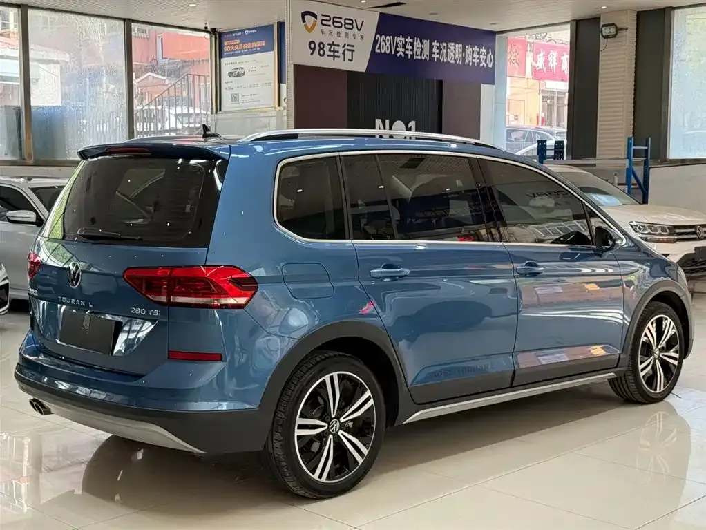 Volkswagen Touran 2023 из CN, фото 7
