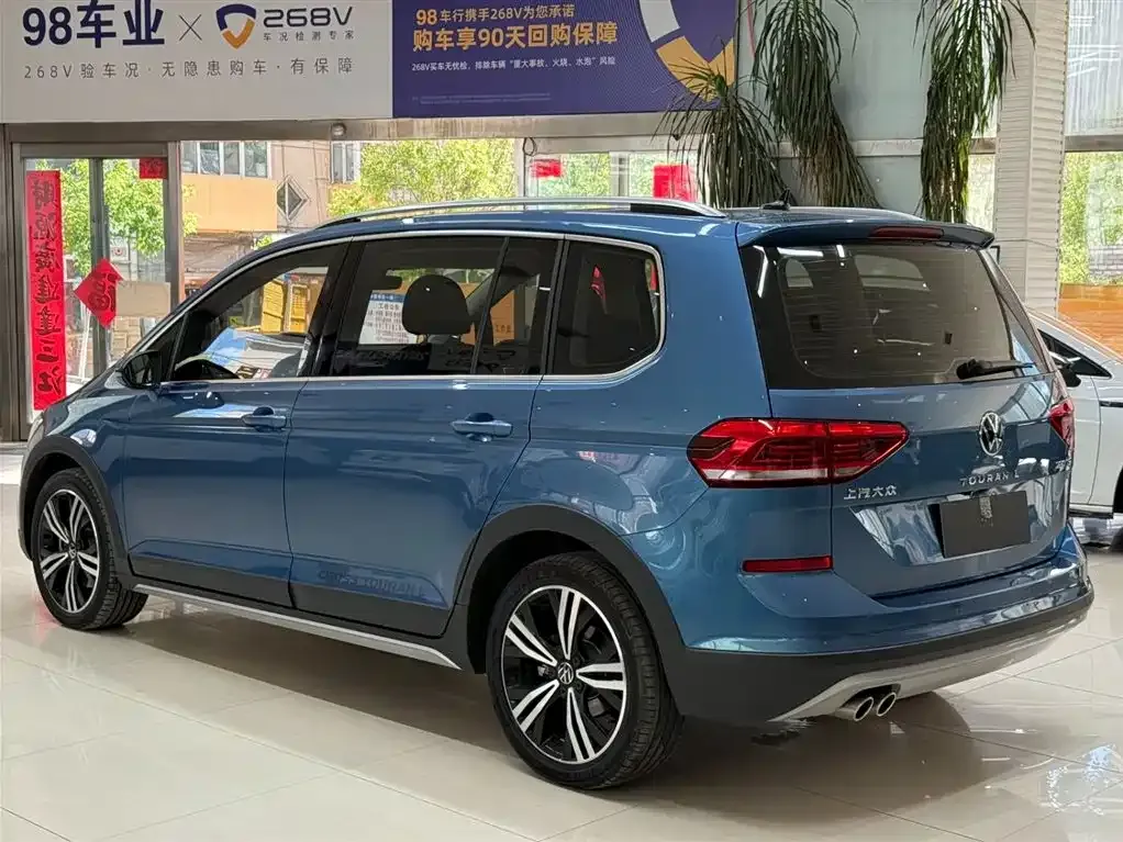 Volkswagen Touran 2023 из CN, фото 8