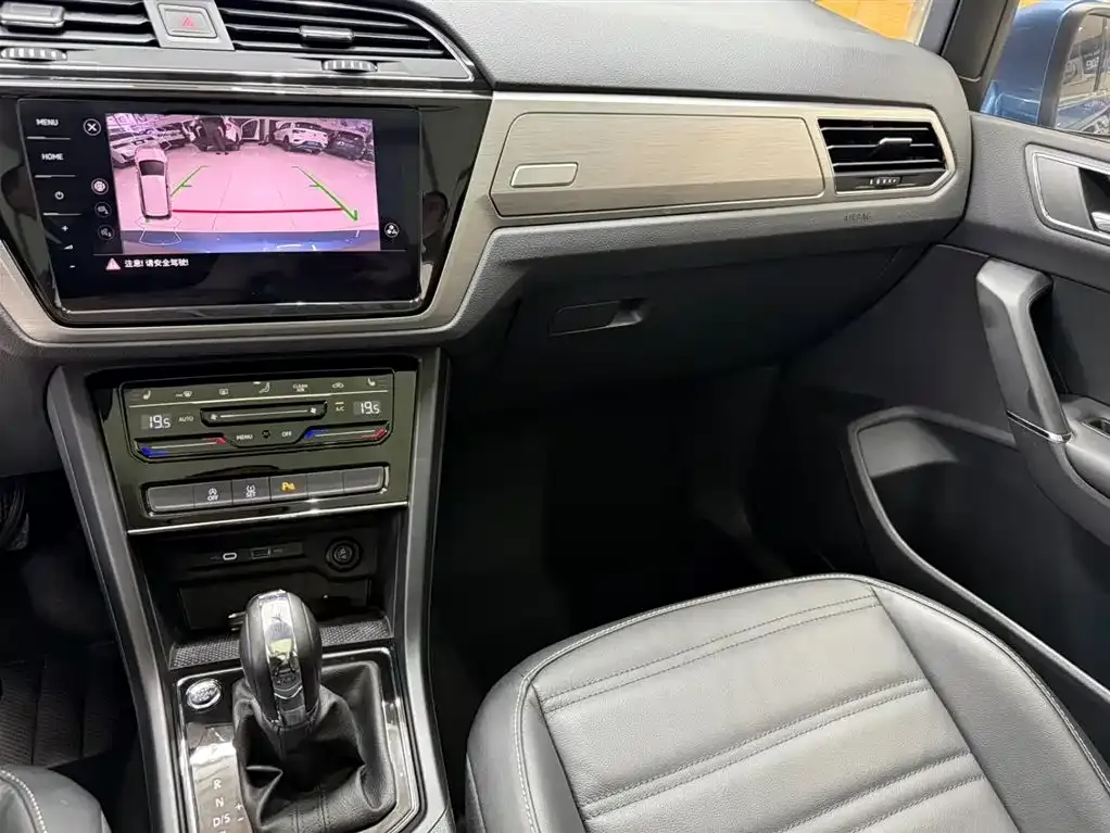 Volkswagen Touran 2023 из CN, фото 10