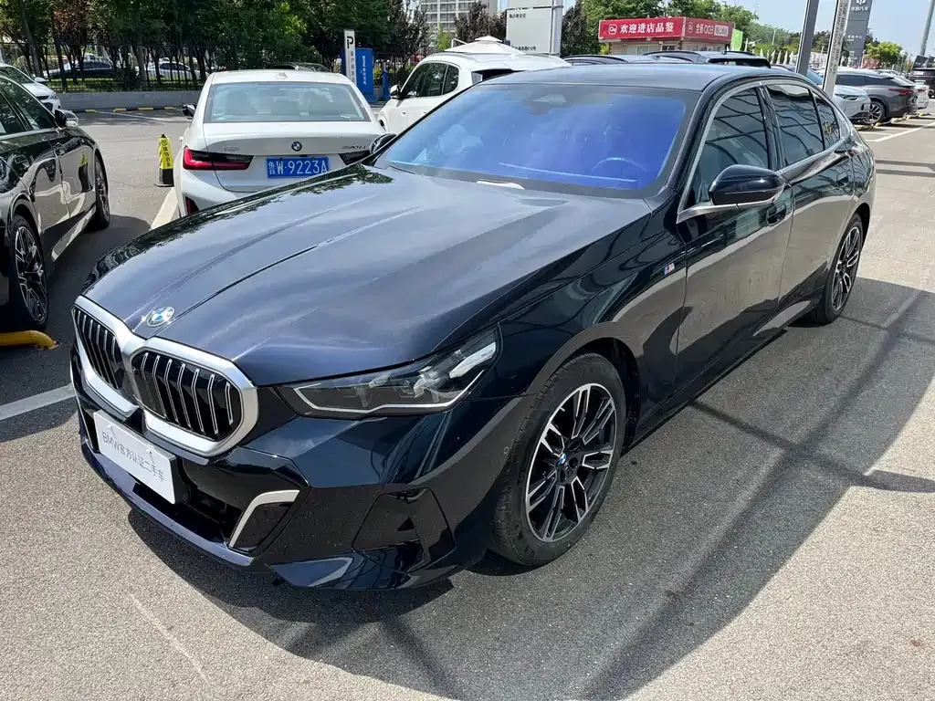 BMW 5 Series — фото 1