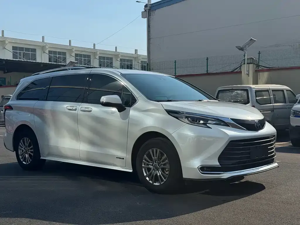 Toyota Sienna 2023 из CN, фото 4