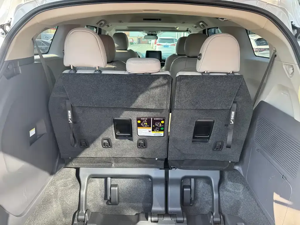 Toyota Sienna 2023 из CN, фото 2