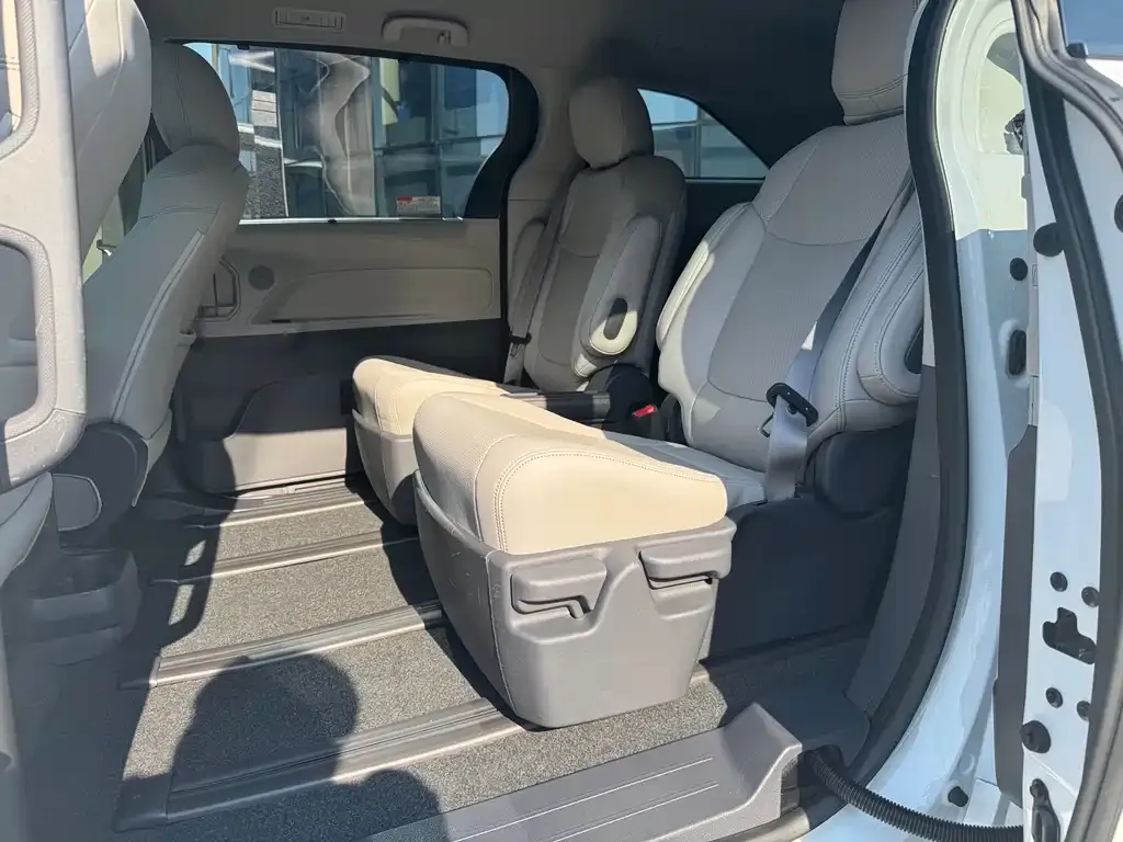 Toyota Sienna 2023 из CN, фото 9