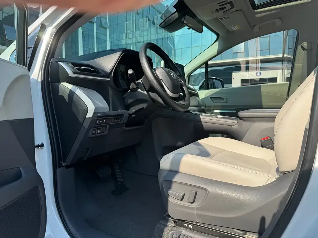 Toyota Sienna 2023 из CN, фото 3