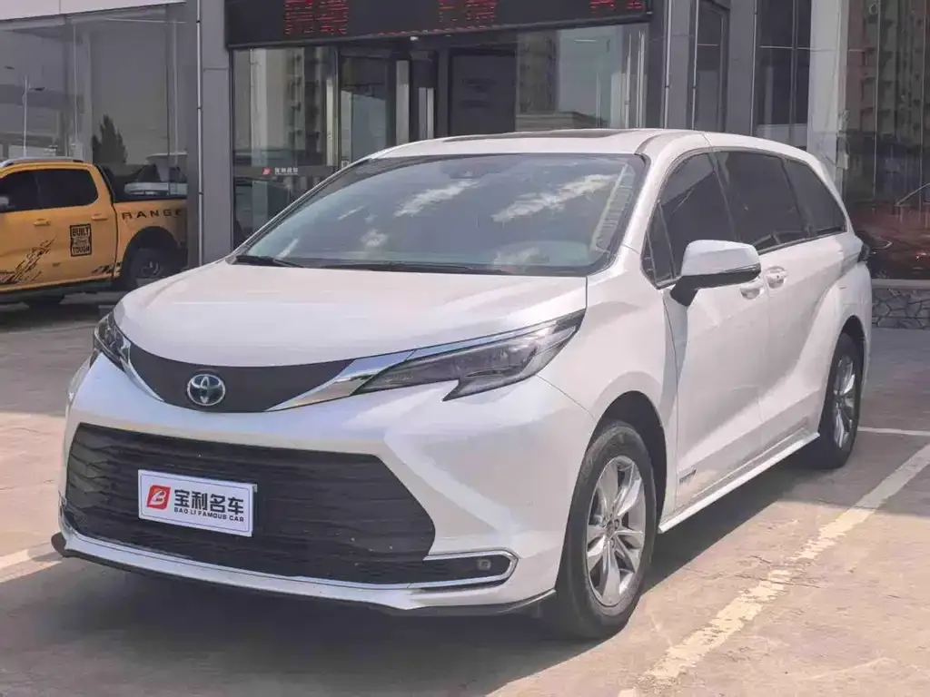 Toyota Sienna — фото 1