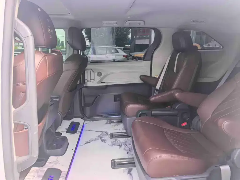 Toyota Sienna — фото 2