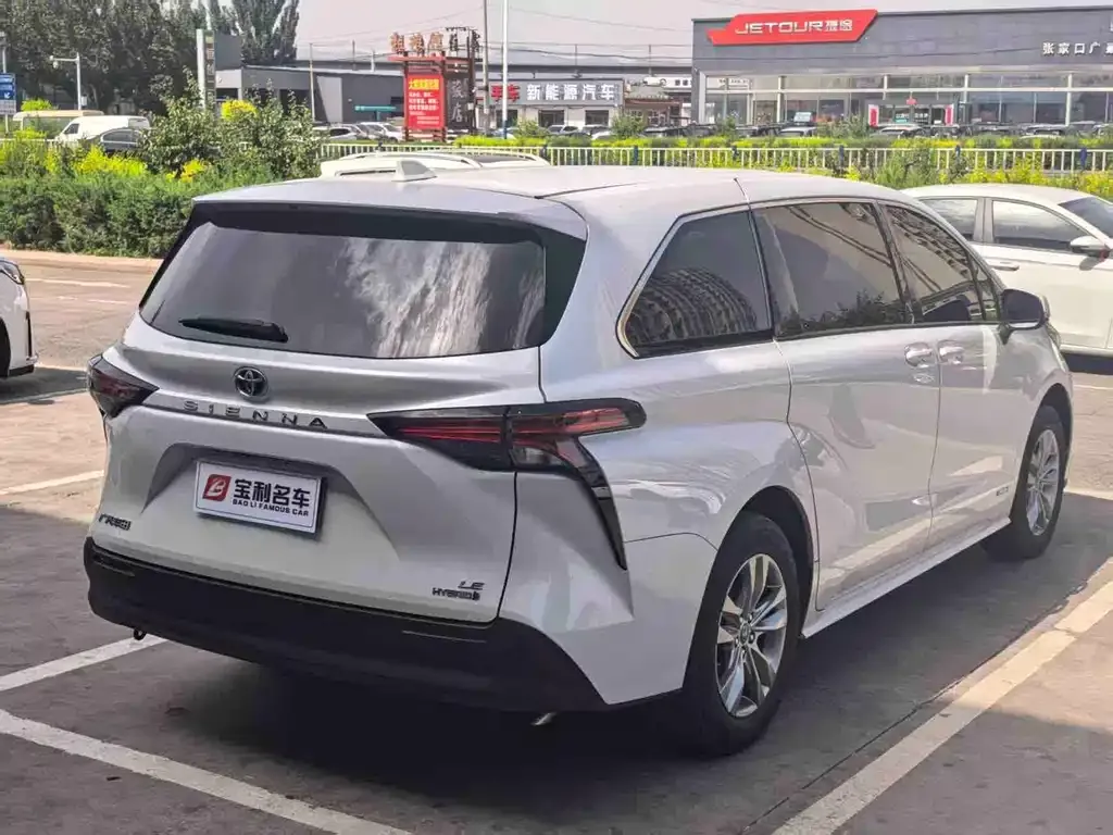 Toyota Sienna — фото 4