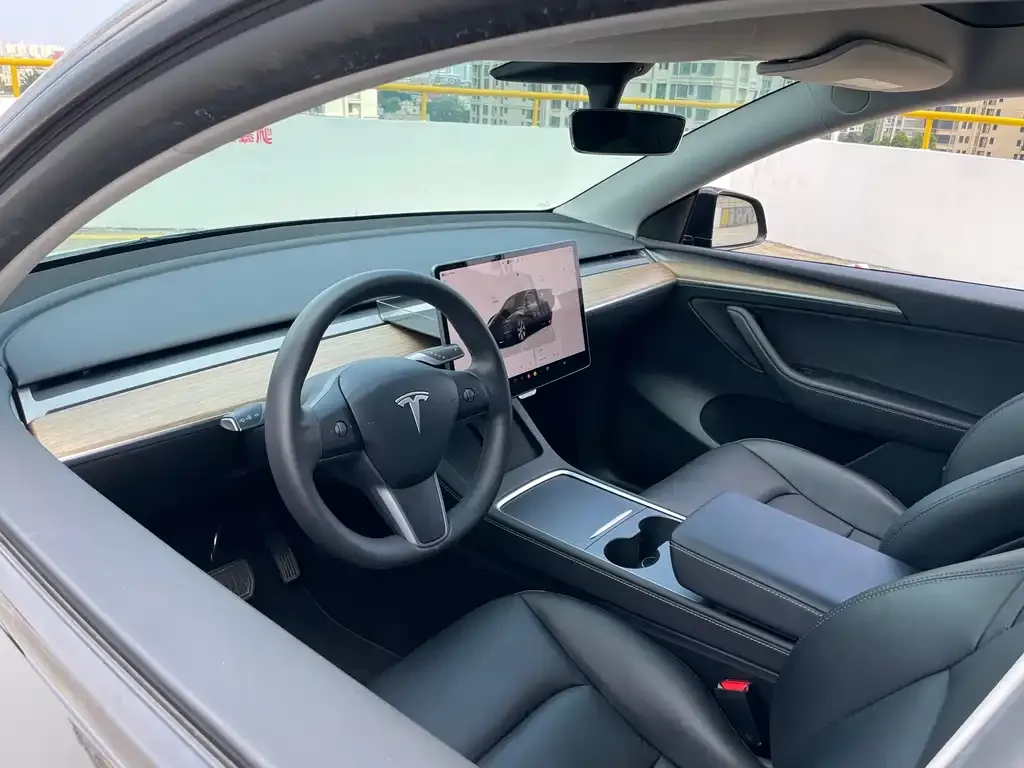 Tesla Model Y — фото 10