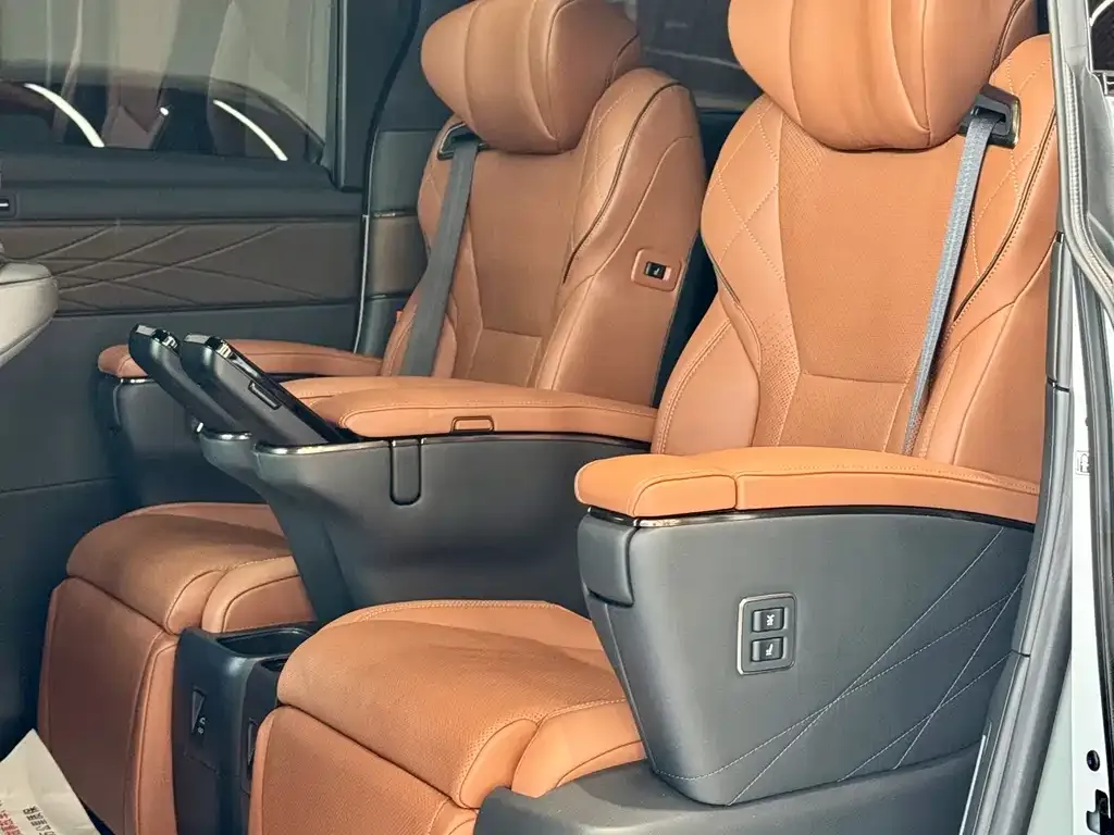 Toyota Vellfire — фото 8