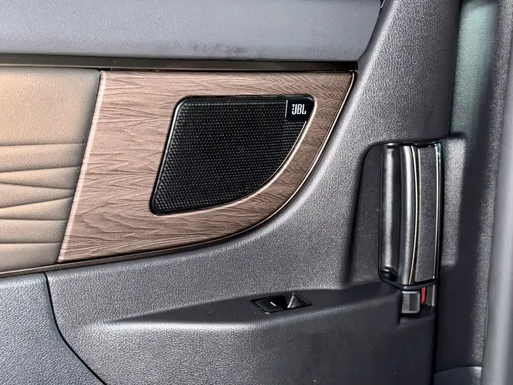 Toyota Vellfire — фото 10
