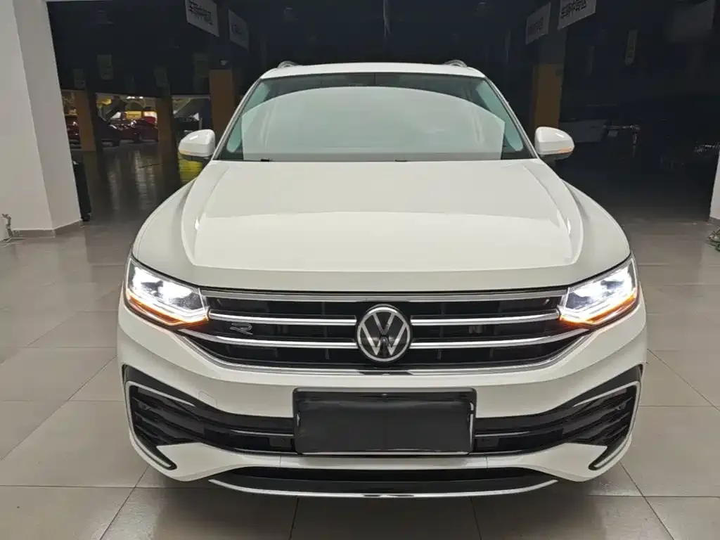 Volkswagen Tiguan L — фото 10