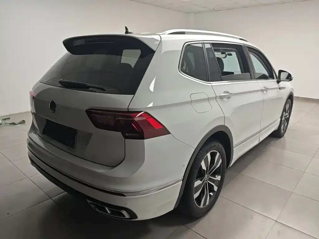Volkswagen Tiguan L — фото 4