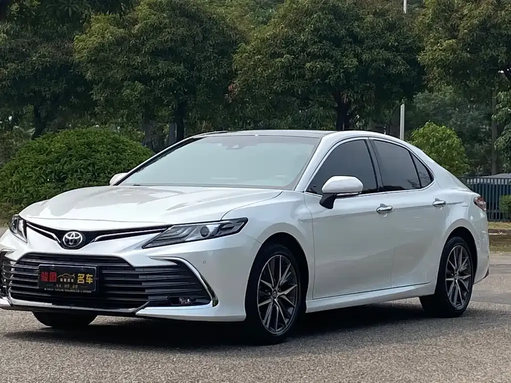 Toyota Camry — фото 1