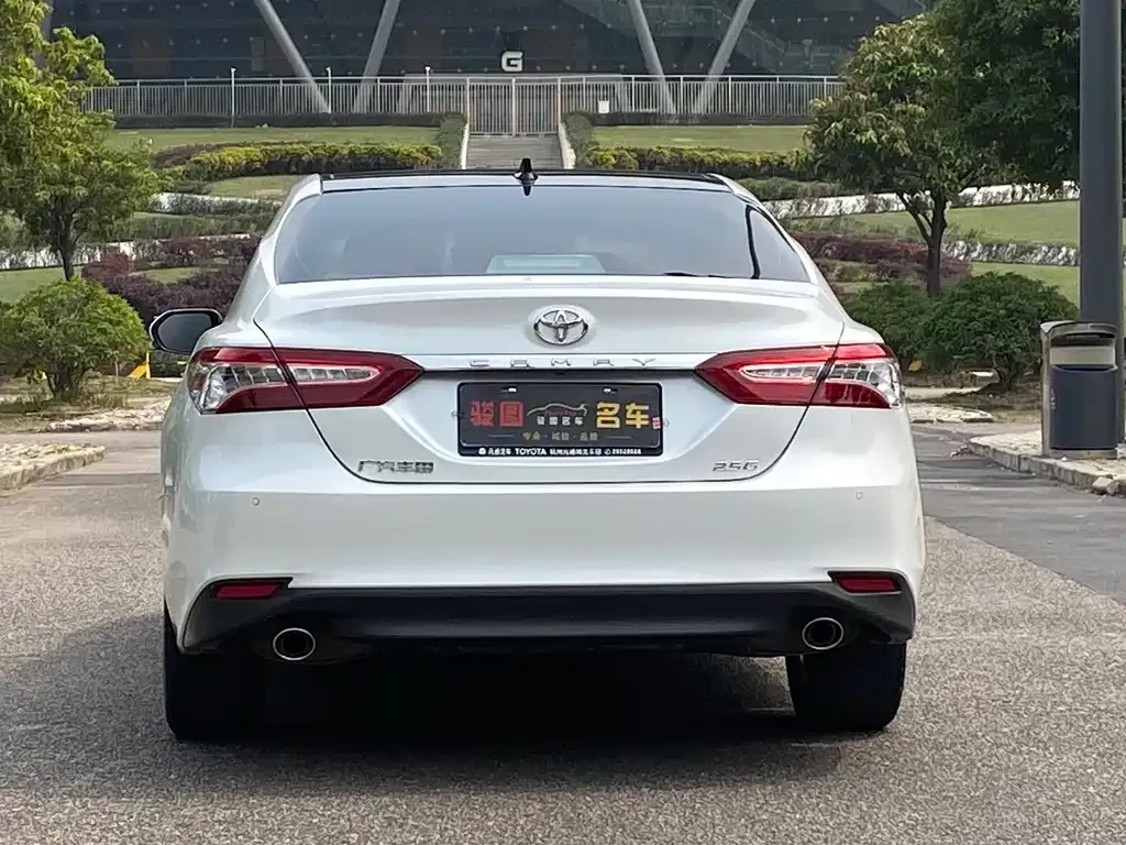 Toyota Camry — фото 2